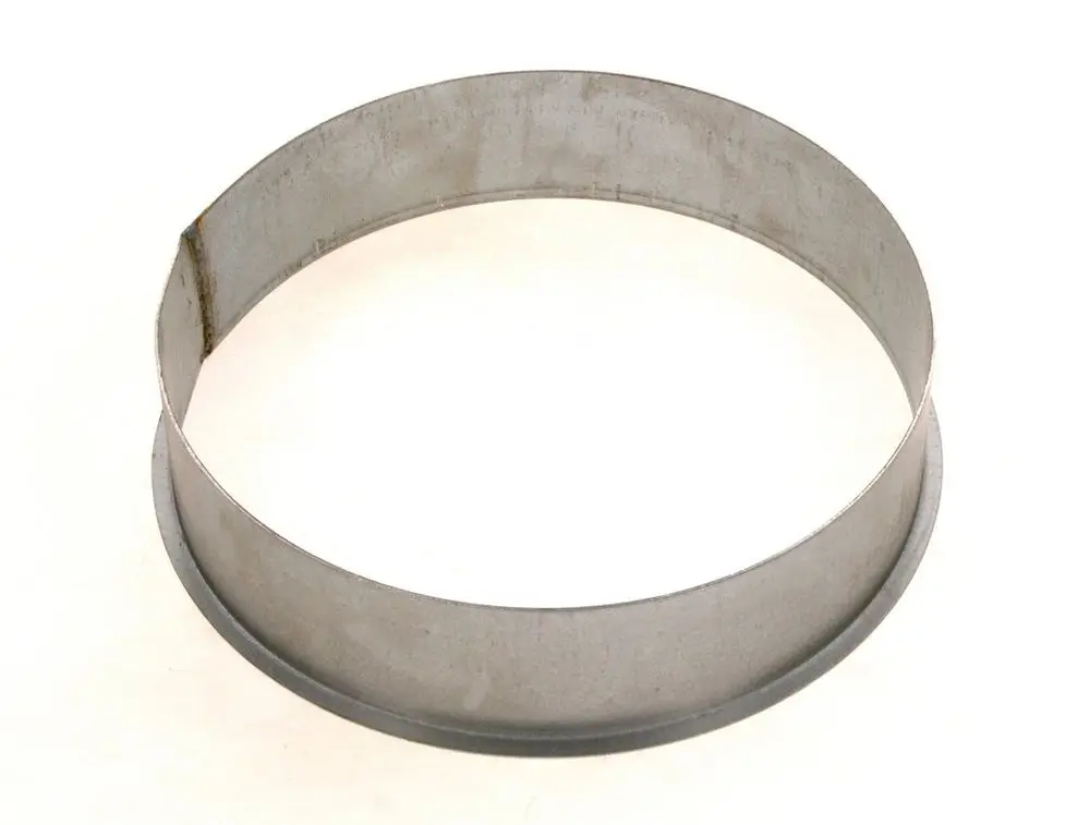Metallring mit einer durchgehenden Wand, der im industriellen Kontext eingesetzt wird. Der Artikel könnte ein Teil von Bosch-Produkten sein.